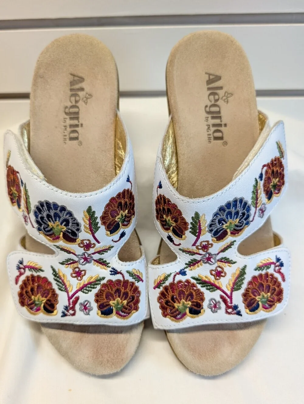 Alegria Linn-600N White Leather & Floral Embroidered Comfort Wedge Sz 39 = 8/8.5